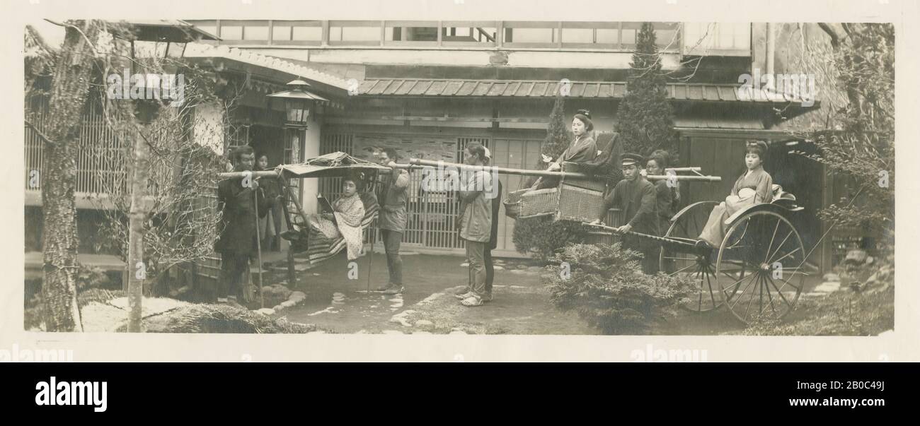 Unbekannte Künstlerin, japanische Frauen in Hand-Held-Kutschen, n.d., Albumin drucken?, 4 3/4 Zoll x 11 5/8 Zoll (12,07 cm x 29,53 cm Stockfoto