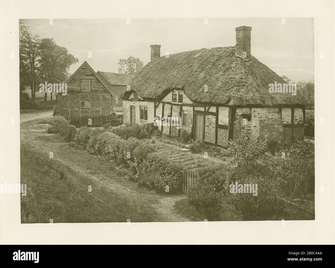 Peter Henry Emerson oder George Bankart, Haus mit Reetdach, ca. 1880er Jahre, Fotogravure, 8 5/8 Zoll x 11 3/16 Zoll (21,91 x 28,42 cm Stockfoto