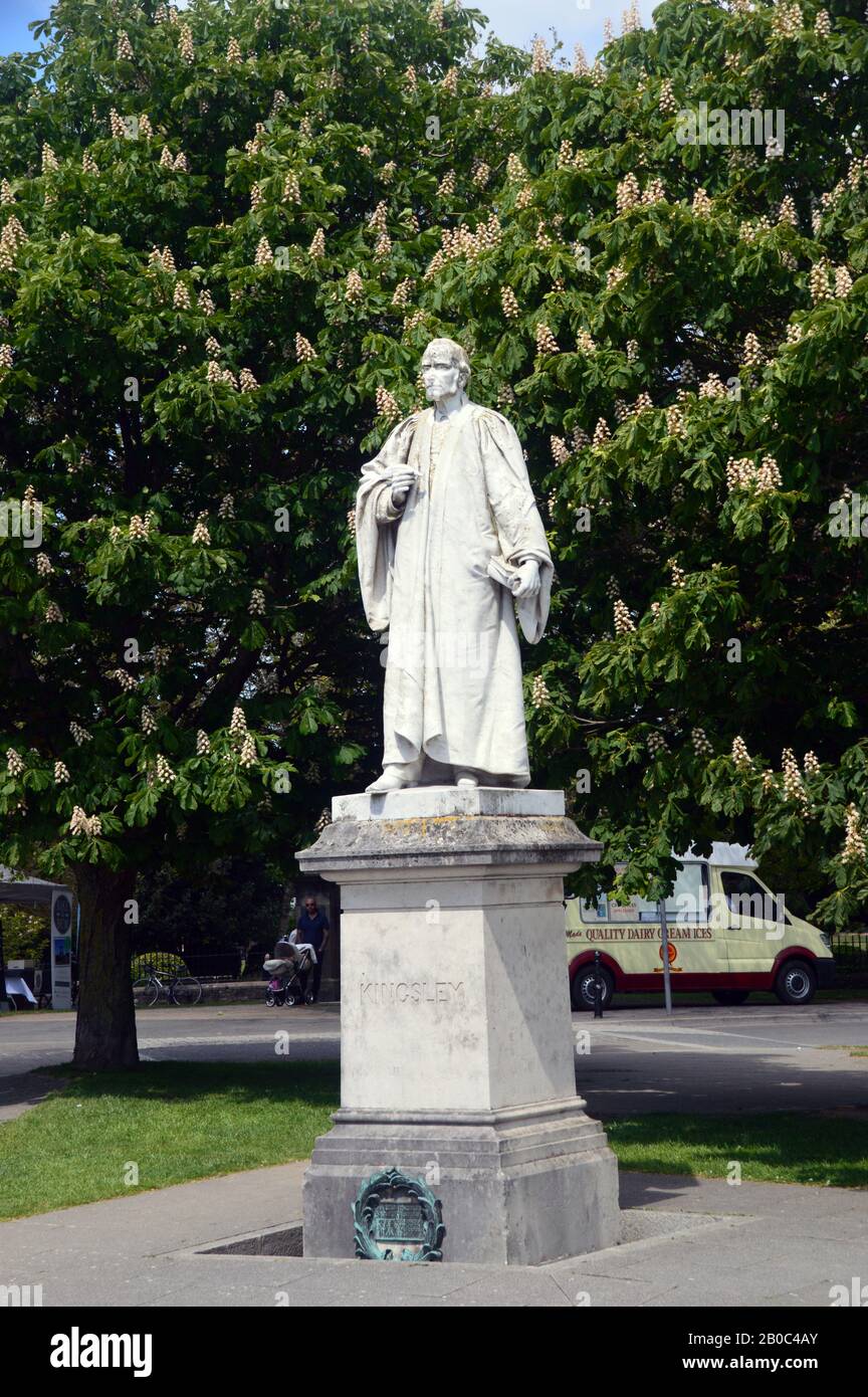 Die sizilianische Marmorstatue des Autors Charles Kingsley in der Nähe des Flusses Torridge im Bideford Tarka Trail/South West Coast Path, North Devon. England, Großbritannien. Stockfoto