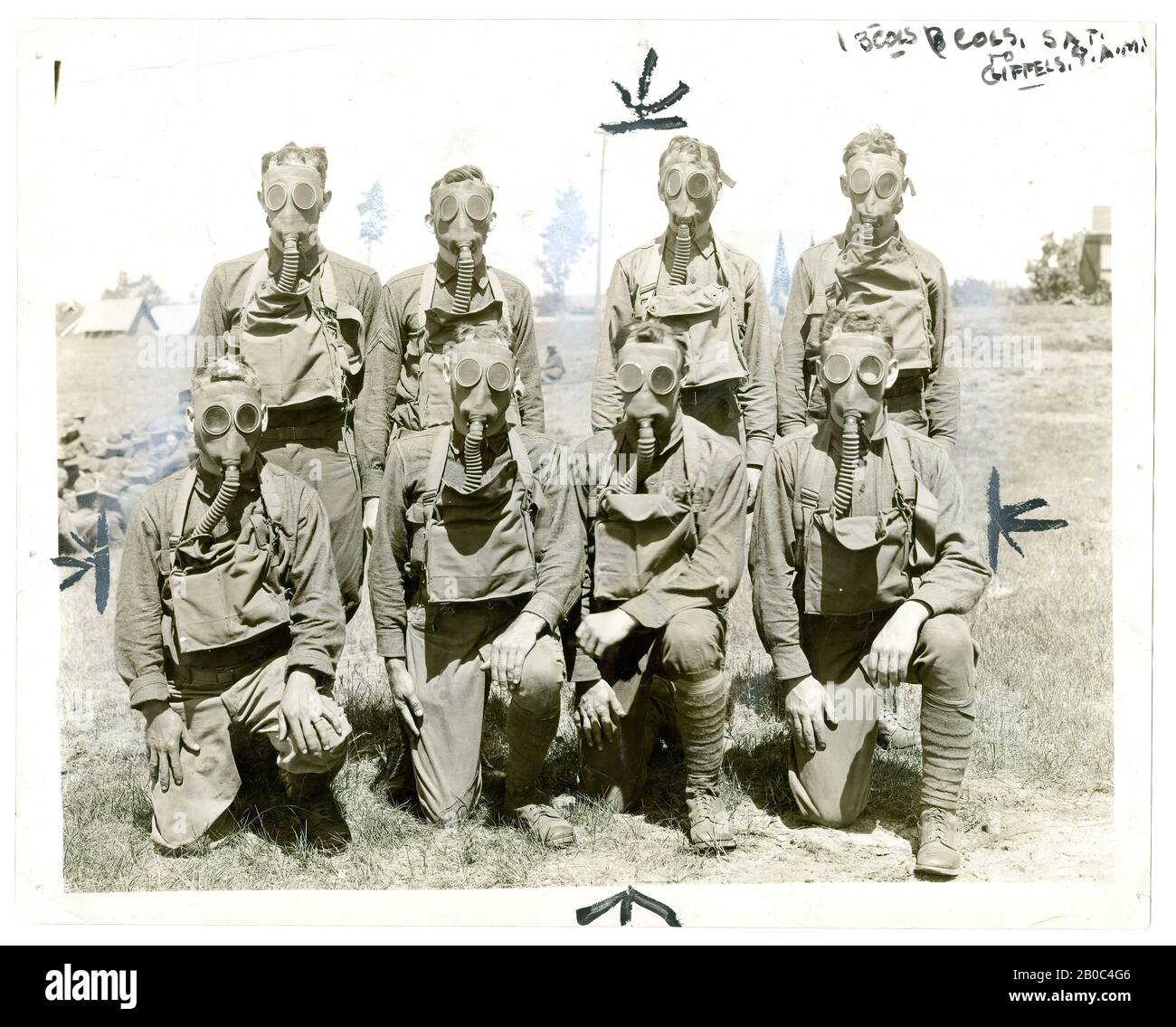 Unbekannter Künstler, Army Chemical Warfare Division Traging Gas Attack Masken, 23.08.1923, Gelatine Silberdruck Stockfoto