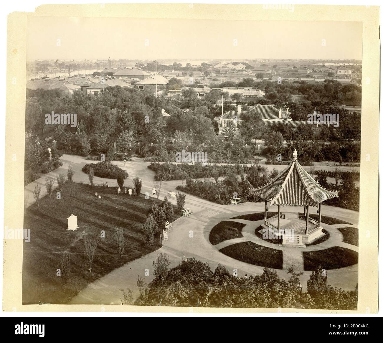Unbekannter Künstler, ohne Titel (Pavillon im Park), n.d., Albumindruck Stockfoto
