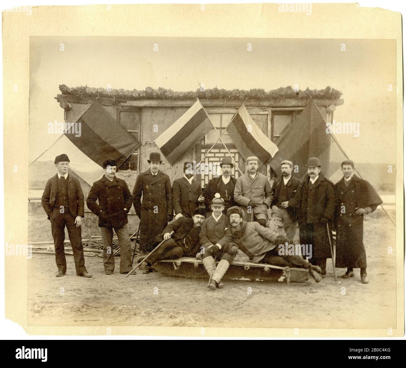 Unbekannter Künstler, ohne Titel (Männer und Flaggen), n.d., Albumindruck Stockfoto