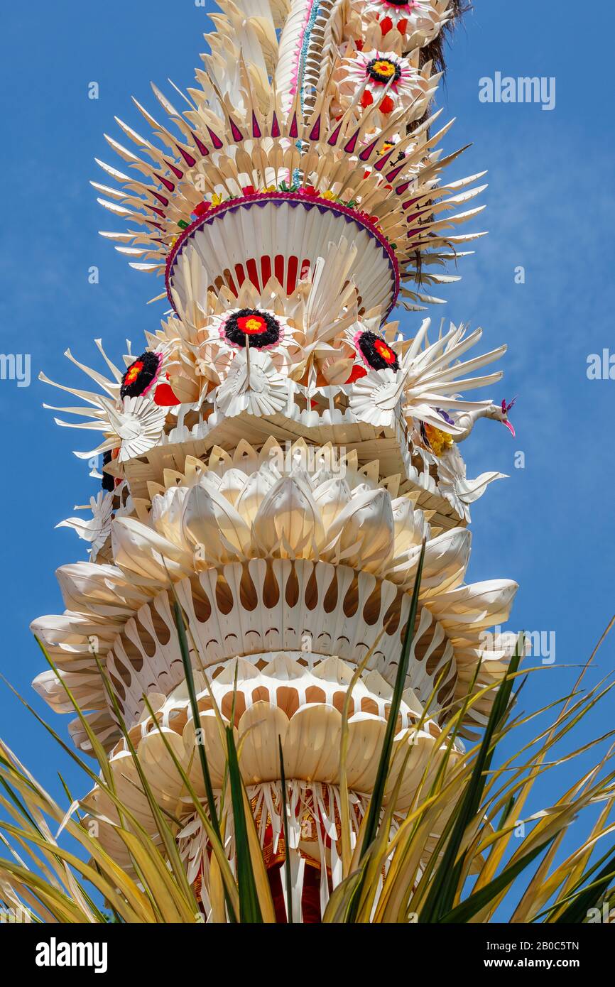 Details zu Penjor - Straße mit Strohpfosten für die Galungan-Feier, Bali Island, Indonesien. Vertikales Bild. Stockfoto