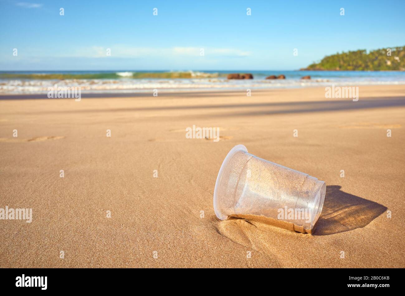 Plastikbecher an einem tropischen Strand, selektiver Fokus. Stockfoto