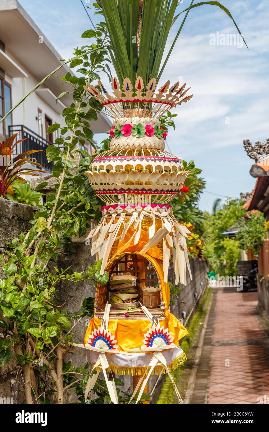 Details zu Penjor - Reethrapfstangen aus Bambus für Galungan Celebration, Bali Island, Indonesien. Vertikales Bild. Stockfoto