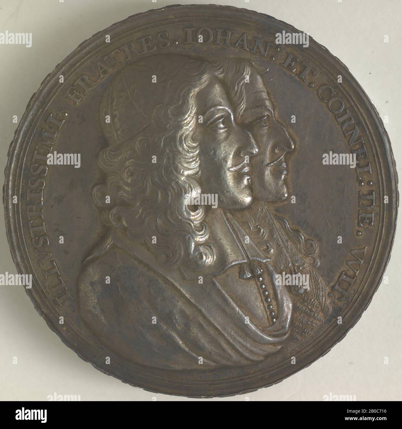 Unbekannter Künstler, Johann (1625-1672) und Cornelius (1623-1672) De Witt, 1672, Silber, 1 7/8 Zoll. (4,8 cm), Sündenböcke Nach einer vernichtenden militärischen Niederlage der Franzosen, Johann und Cornelius de Witt werden in dieser Medaille gedacht. Die Brüder stießen auf einen gewaltsamen Tod in den Händen eines Mobs aufgrund ihrer empfundenen Untreue gegenüber Prinz Wilhelm III Das obverse zeigt ein Jonglierprofil (oder ein seitliches) Profil der Brüder, während das Gegenteil eine niederländische Aufschrift enthält, die die enge Beziehung der Brüder beschreibt und auf die Wirren anspielt, die zu ihren Todesfällen führen. Der letzte Satz tran grob Stockfoto