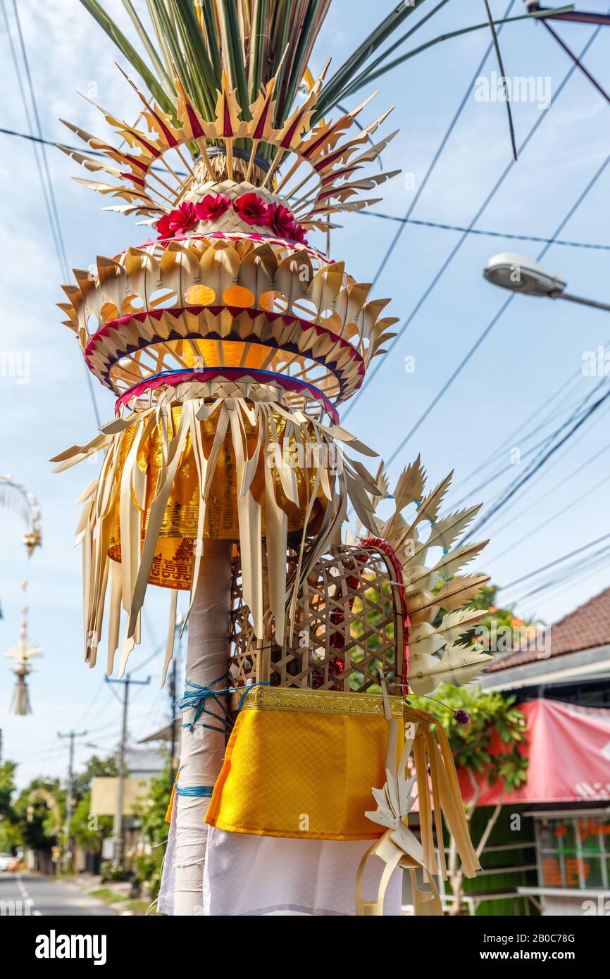 Details zu Penjor - Straße mit Strohpfosten für die Galungan-Feier, Bali Island, Indonesien. Vertikales Bild. Stockfoto