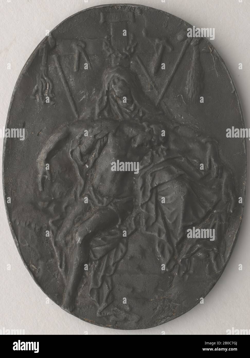 Matthias Wallbaum, Pieta mit Passionssymbolen, ca. 1600, Blei, 2 1/4 Zoll x 1 9/16 Zoll (5,7 cm x 4 cm) Stockfoto