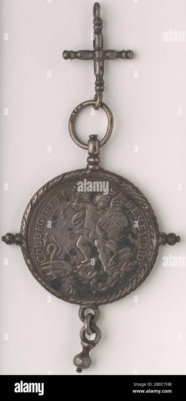 Unbekannter Künstler, St. Michael und Luzifer Plaquette, 1700-1800, Silber, 1 3/8 Zoll. (3,5 cm.) Stockfoto