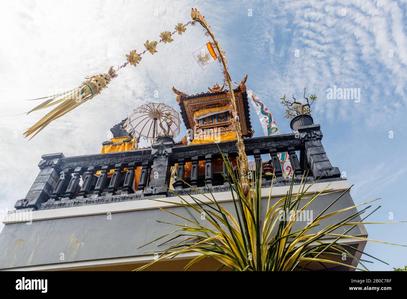 Sanggah Kemulan Rong, Familientempel auf dem Dach des traditionellen balinesischen Hauses. Penjor pfählen sich für Galungan-Feier. Bali, Indonesien. Stockfoto