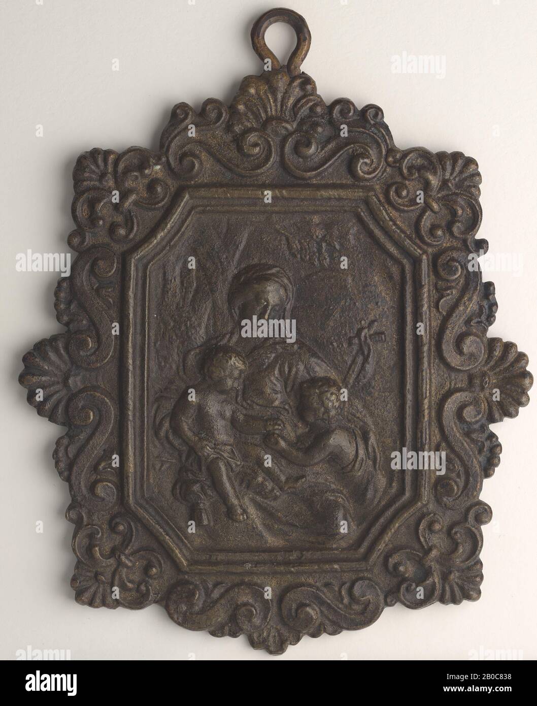 Unbekannte Künstlerin, Madonna und Kind mit der Kinder-Saint-John-Plaquette, 1600-1700, 7 1/16 Zoll x 6 1/4 Zoll (18 cm x 15,8 cm) Stockfoto