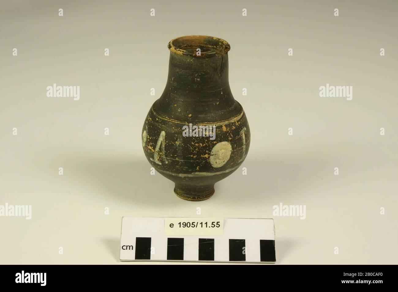 Goblet aus bemaltem Steingut mit dem Text D.A.M.I. Ein Teil der Felge fehlt, ergänzt um Hals, Span Fuß, Becher, Becher, Keramik, h: 11,7 cm, Diam: 7,1 cm, roman, Niederlande, Gelderland, Nijmegen, Nijmegen, Hunnerberg Stockfoto