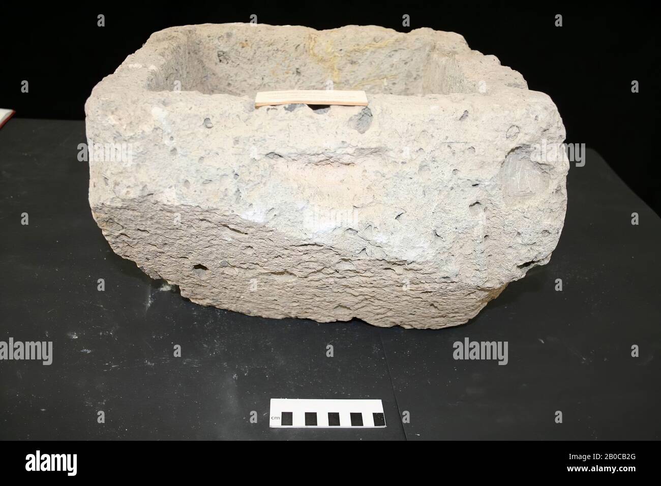 Askist von Tuff. Ein Teil der Wand fehlt., Askist, Stein, Tuff, 37 x 31 x 26 cm, 24 kg, Niederlande, unbekannt, unbekannt, unbekannt Stockfoto
