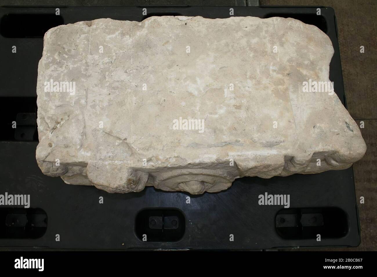 Fragment eines Reliefs aus weißem Kalkstein, wahrscheinlich die Spitze eines großen römischen Grabsteins. Möglicherweise wurde es ursprünglich vollständig mit BW 2a, b und c. Durchgeführt Der Stein ist nicht nur von unten, sondern auch auf beiden Seiten gebrochen, Die Skulptur ist ca. 1 Stockfoto
