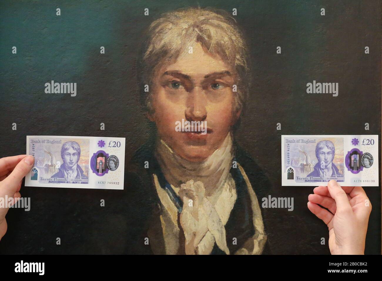 Tate Britain, London, Großbritannien 20. Februar 2020 - Mitarbeiter halten die neue Banknote von 20 £mit dem Künstler JMW Turner vor seinem Selbstporträt bei Tate Britain in London. Ein Porträt von JMW Turner ist auf der neuen Banknote im Wert von 20 £zu sehen, die am 20. Februar in Umlauf kommt. Credit: Dinendra Haria/Alamy Live News Stockfoto