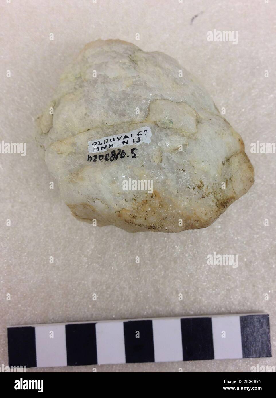 Artefakt aus weißem Quarz. Einige Oberflächen mit Patina, negative schwer zu erkennen., Polyeder, Stein, Quarz (weiß), L: 6,6 cm, W: 5,5 cm, H: 5,4 cm, Früh Stockfoto