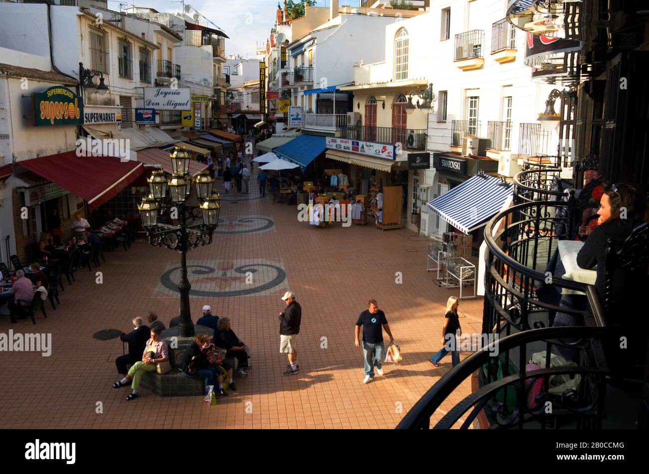 SPANIEN, COSTA DEL SOL, IN DER NÄHE VON MÁLAGA, TORREMOLINOS, STRASSENSZENE, GESCHÄFTE Stockfoto