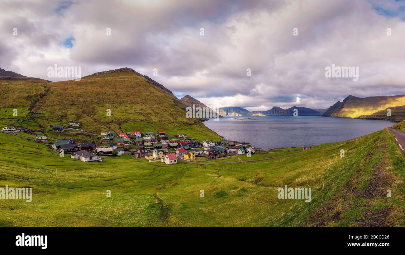 Panorama der Berge und des Ozeans rund um das Dorf Funningur auf den Färöern Stockfoto