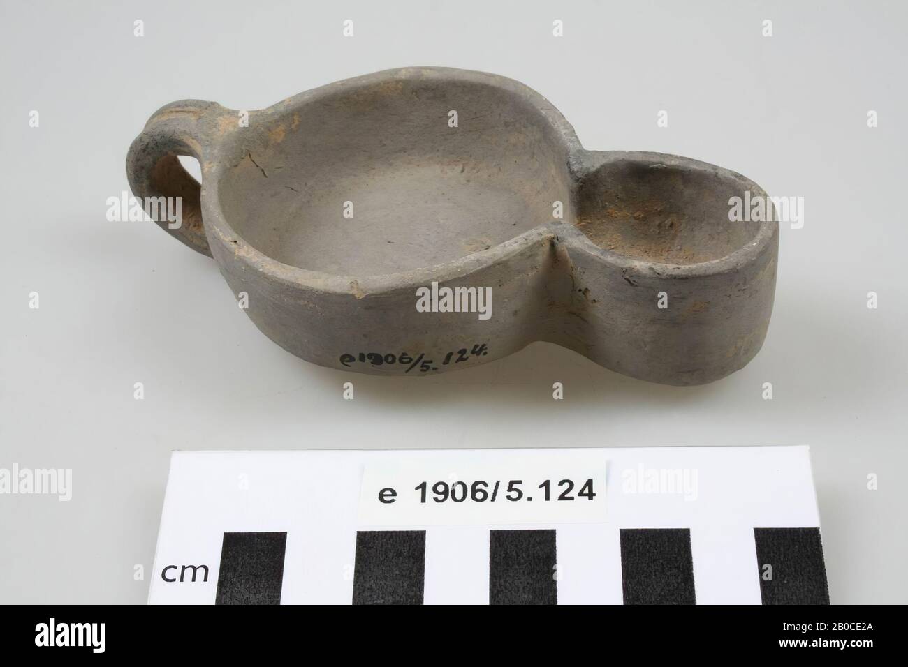 Öllampe aus grauem Steingut mit offenem Oberteil, mit Ohr und Ausguss, Öllampe, Steingut, 11,8 x 6,5 x 3 cm, roman, Niederlande, Gelderland, Nijmegen, Nijmegen, Hees Stockfoto