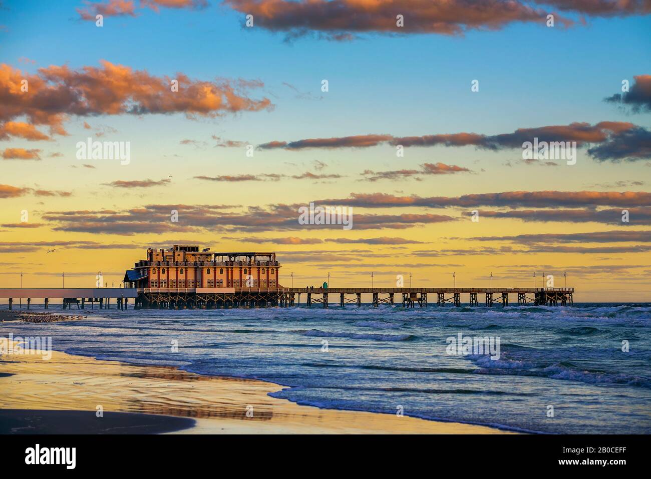 Sonnenaufgang über Daytona Beach Main Street Pier, Florida Stockfoto
