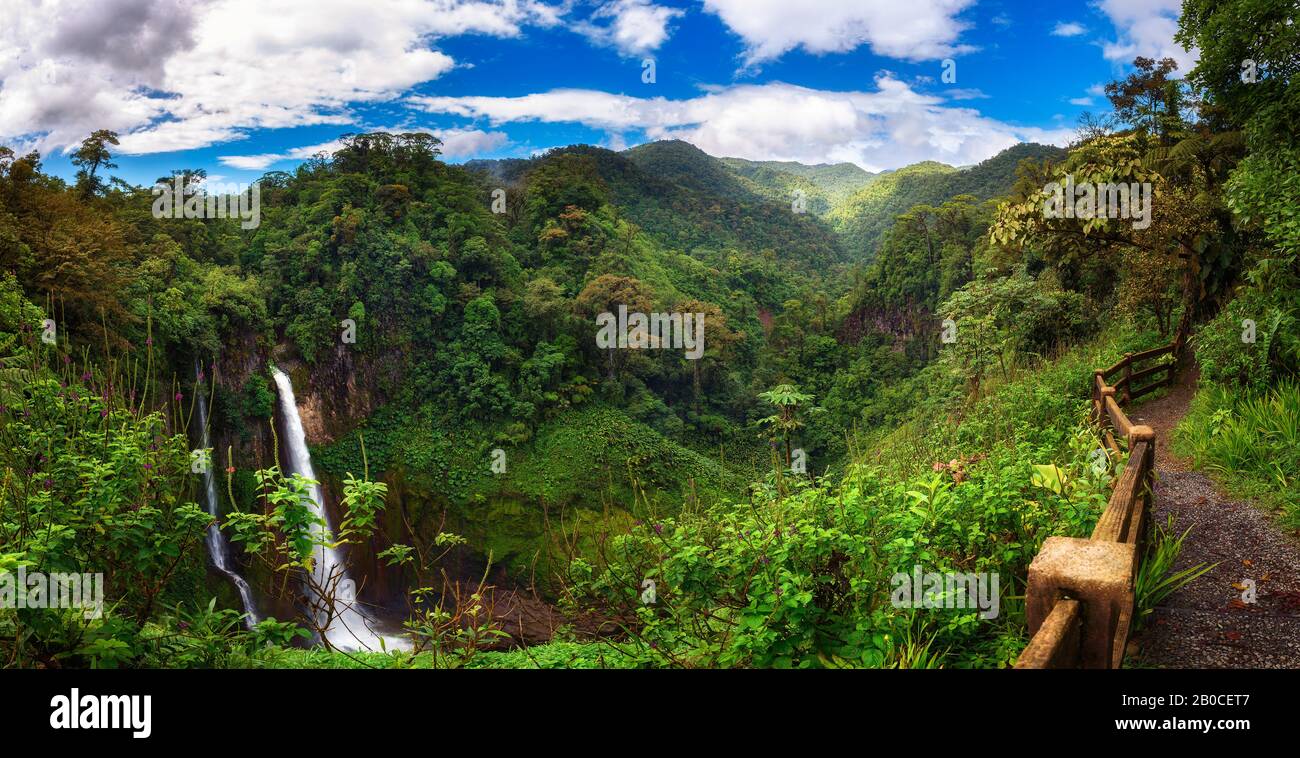 Catarata del Toro Wasserfall mit umliegenden Bergen in Costa Rica Stockfoto