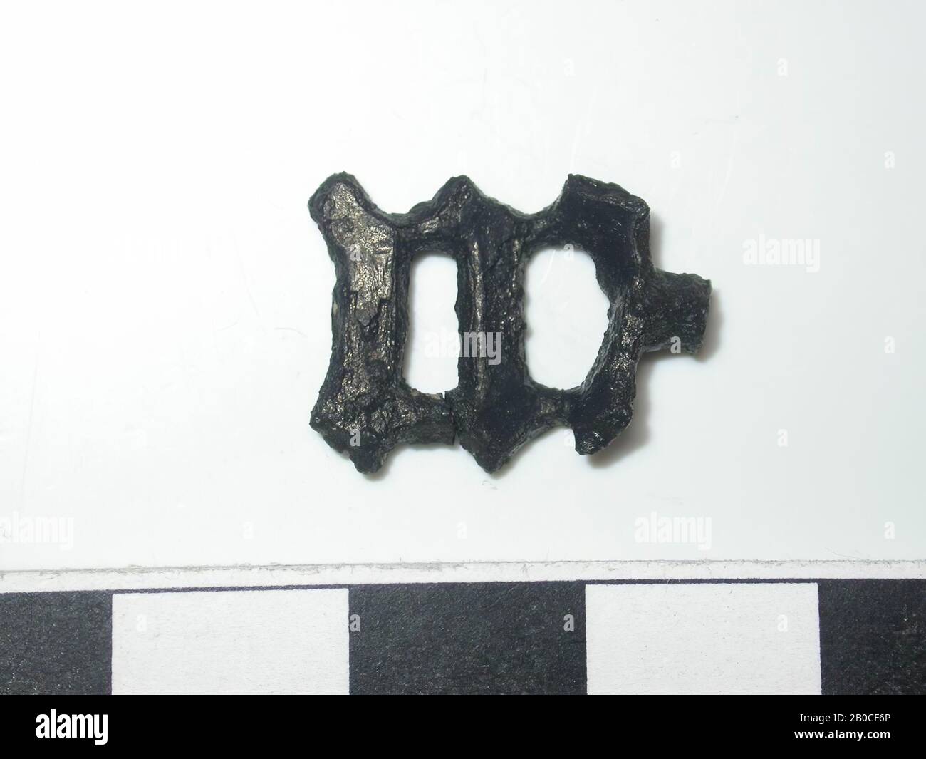 Niederlande Mittelalter, Gürtelbeschläge, Metall, Blei, Zinnlegierung, H, 1,3 cm, W, 1,5 cm, D, 0,2 cm, Ende des 14. Jahrhunderts 1350-1400, Niederlande, Zeeland, Hulst, Drowned Land Stockfoto