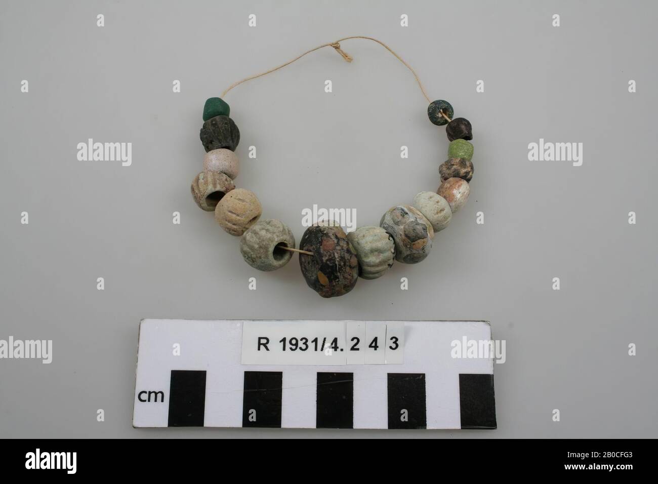 15 fränkische Glasperlen an einer Schnur. Verschiedene Formen, Größen und Farben., Perlen, Glas, Längenschnur: 14 cm, Frankreich, unbekannt, unbekannt, unbekannt Stockfoto