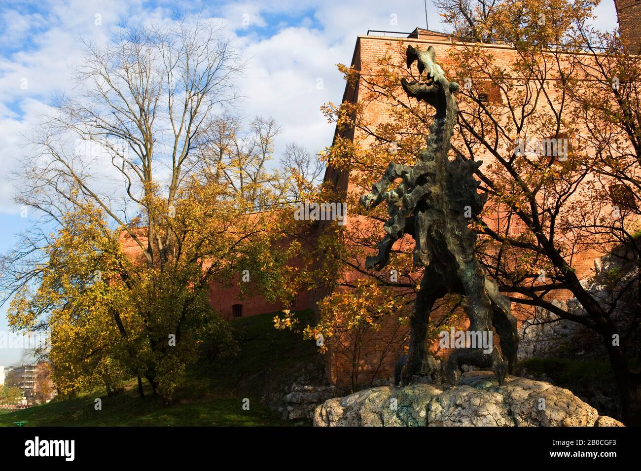 POLEN, KRAKOW, SCHLOSS WAWEL, DRACHENSTATUE Stockfoto