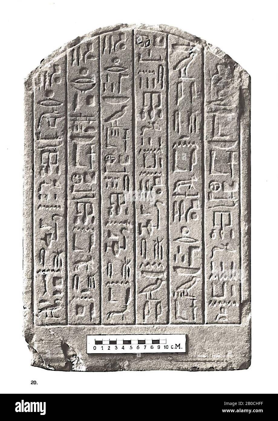 Verschiedenes, Rundbogen, Diese Kalksteinstele mit Rundbogen erwähnt die Namen mehrerer Personen, die miteinander verwandt sind. Das Besondere an dieser Stela ist, dass es keine Bilder darauf gibt. Sechs vertikale Linien der Hieroglyphen befinden sich auf der Stela. Der Text enthält eine Opferformel für den gott Osiris, für alle Götter Abydos und die Götter Wepwaweweet und Anubis, Abydos hatte im Alten Ägypten eine große religiöse Bedeutung. Der gott Osiris, gott der Unterwelt, wurde hier als begraben gedacht. Auch die Götter Wepwaweet und Anoebis wurden in Abydos geehrt. Wepwawet war der gott, der sich öffnete Stockfoto