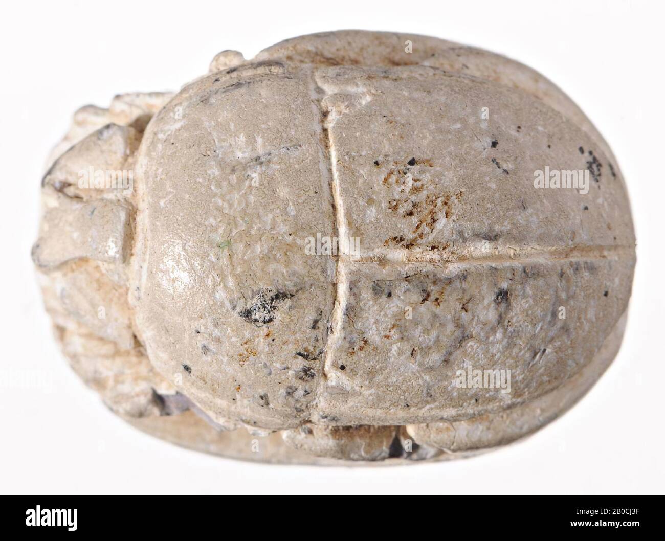 Skarabäus, Skarabäus mit detailliertem Schnitt, Beine in hoher Erleichterung. Bauchseite zeigt eine eingeschnittene Darstellung quer zur Längsachse: Zentral ein sitzender gott mit Bart und Krone (abgebrochen), auf den Knien ein Lebenszeichen. Rechts die Ca, Skarabäus, Seifenstein, l. 1,65, B. 1.2, d. 0,7 cm, Neues Königreich, 18. Bis 20. Dynastie ca. 1500-1200 v. Chr., Ägypten Stockfoto
