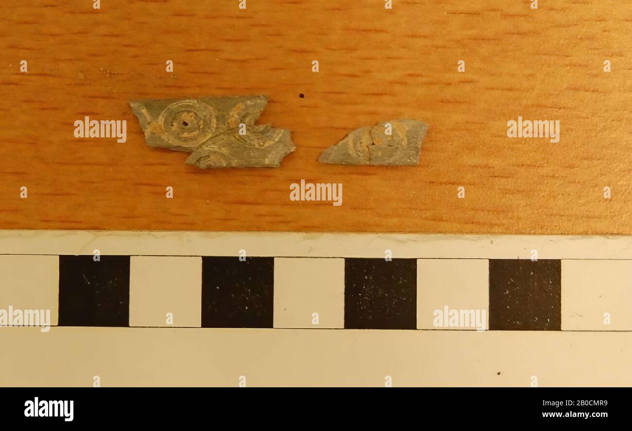 Zwei Bruchstücke bearbeiteten Knochens, bearbeitet mit geometrischen Kreisen, Inlay, Skulptur, Knochen, L 2,3 und 1,5 cm, W 1 und 0,7 cm, Dicke 0,15 cm, Spätbronzezeit II, Phase E 1250-1150 v. Chr. , Jordanien Stockfoto