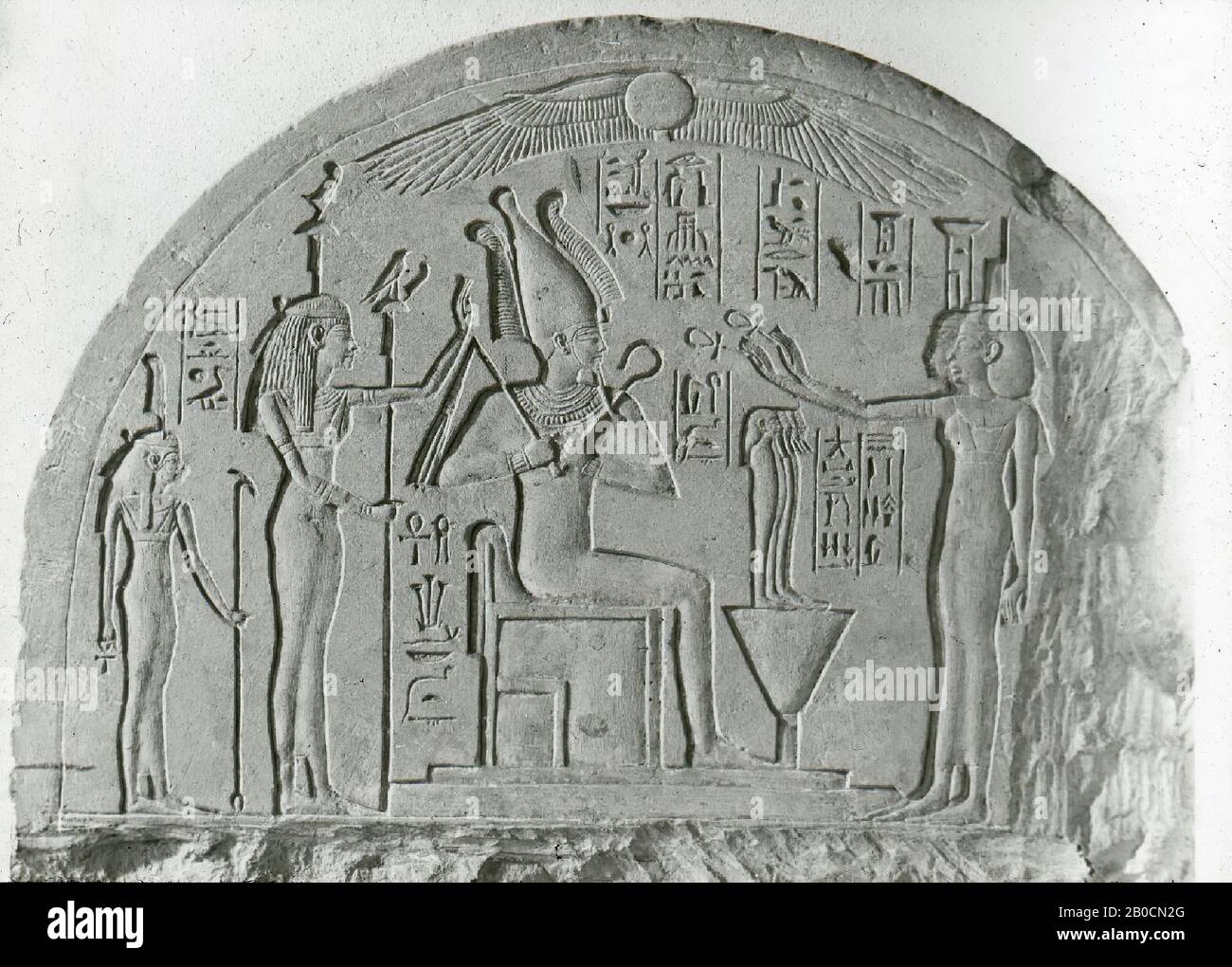 Anonym, Rundbogen, Stele, Kalkstein, 49 x 55 x 10 cm, Neues Königreich 1550-1070 v. Chr., ÄgyptBeschreibung der ägyptischen Sammlung, VI, 34, Pl.XVII, H.D. Schneider, Leben und Tod (Perth 1997) Nr. 20, M. Etienne, Les portes du ciel (Paris 2009), Nr. 37 Stockfoto