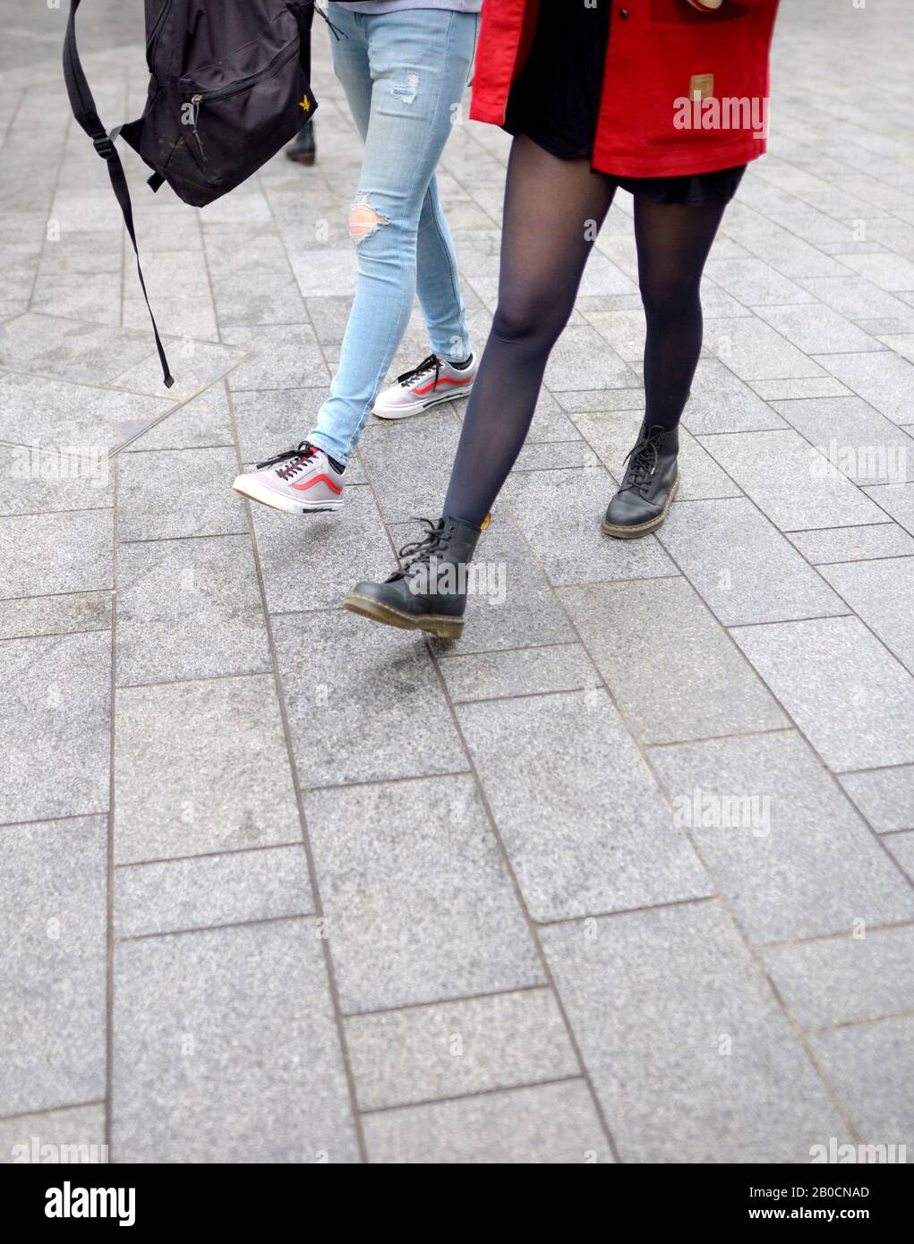 London, England, Großbritannien. Zwei junge Frauen gehen - eine Hose, eine  in Strumpfhosen Stockfotografie - Alamy