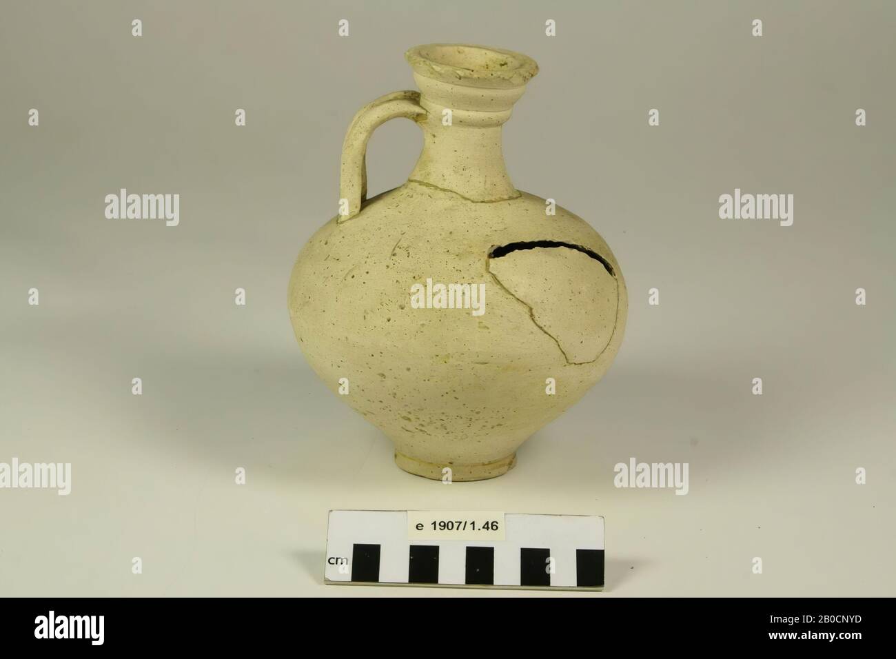 Becher mit weißer Rohrerde mit 1 Ohr (Stuart Typ 112B), konvexer Form auf Standring. Hals und Bauch getrennt. Der Rand hat eine seltene Form. Das dreifach geteilte Ohr ist fast rechteckig. Alte Verleimung am Hals und in der Bauchwand, Lacuna in der Bauchwand, Geschirr, Kanne, Keramik, h: 17,4 cm, Diam: 13,6 cm, roman 40-60, Niederlande, Gelderland, Nijmegen, Nijmegen, Hees Stockfoto