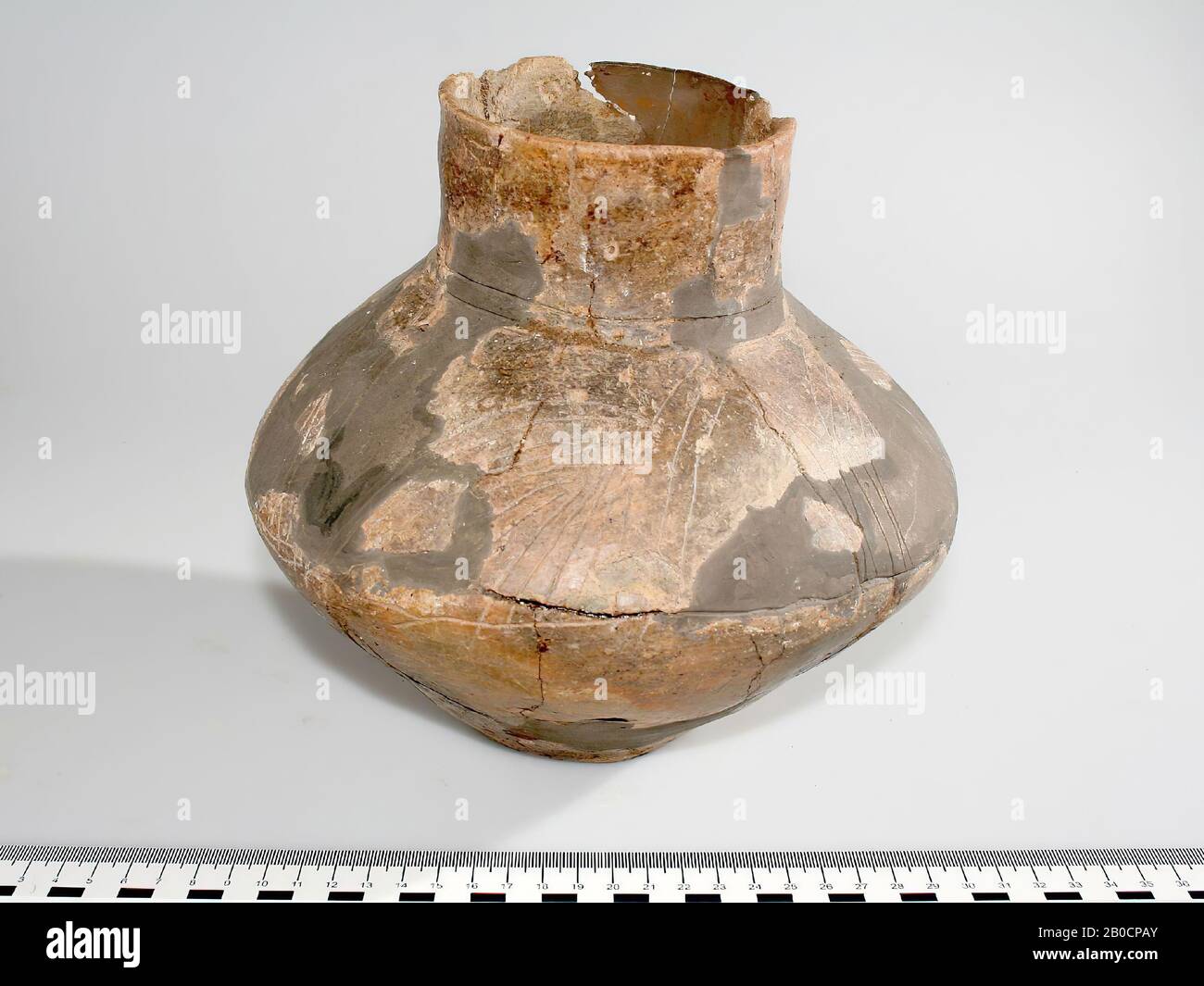 Zylinderhals mit spitzem Bauch und Linienschmuck, Urne mit Kremation, Steingut, h: 21,5 cm, Vorgeschichte -1200 Stockfoto