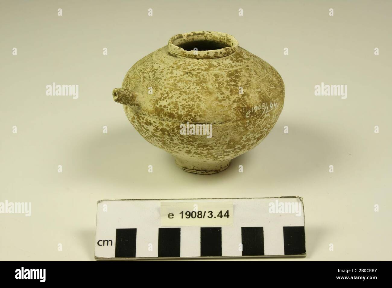 Flasche mit Trinkschnabel, Steingut. Pommes vom Rand, Flasche, Keramik, h: 7,4 cm, Diam: 10,2 cm (mit Ausguss), roman, Niederlande, Gelderland, Nijmegen, Nijmegen, Hees Stockfoto