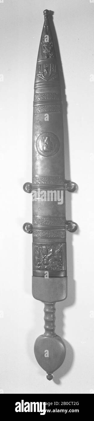 Nachbau eines Ledergürtels mit Armaturen. Ein entsprechendes Schwert ist M 1922 Stockfoto