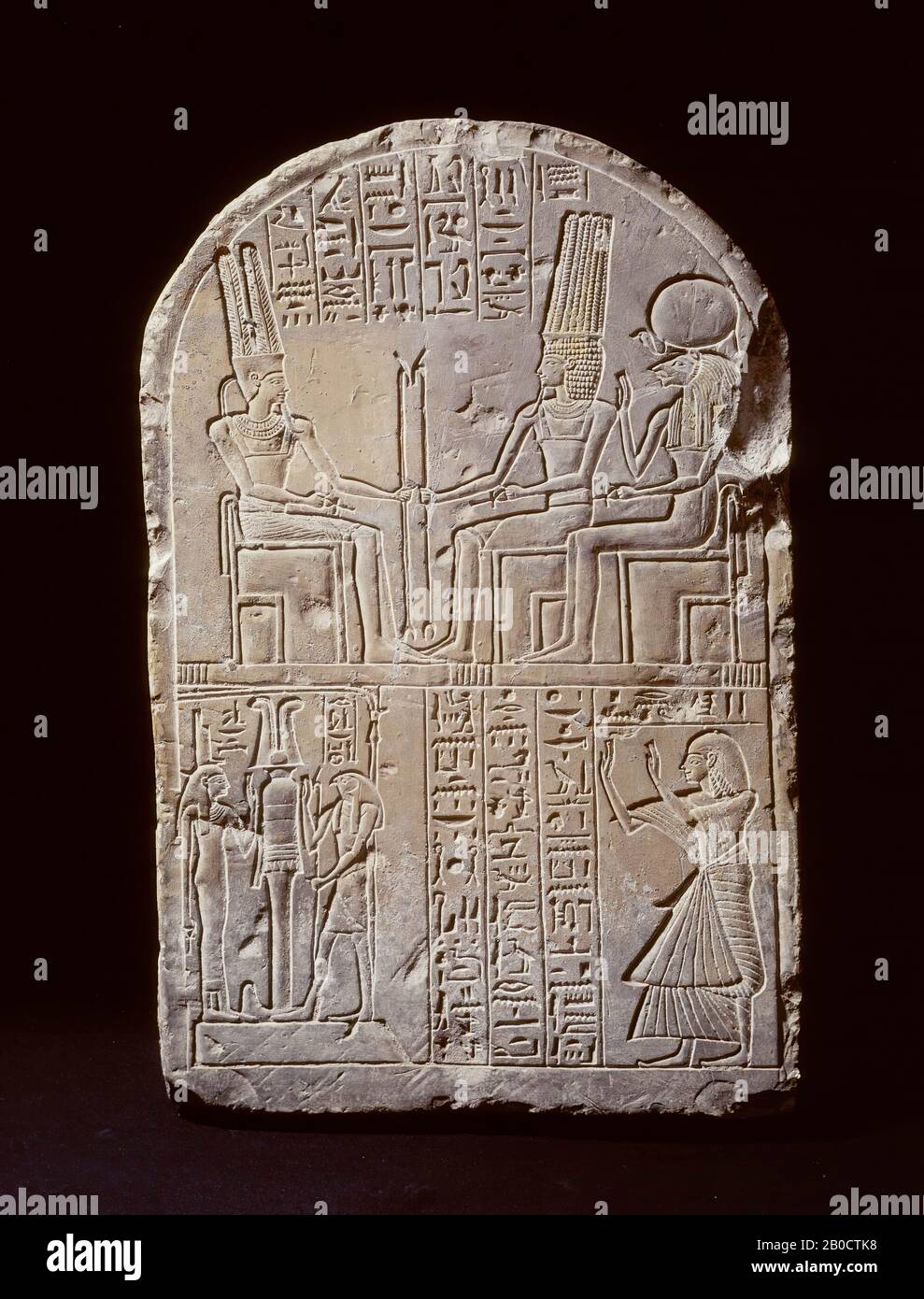 Penrennoe, Rundbogen, Stele, Kalkstein, 52 x 34 x 7,5 cm, Neues Königreich, 19.-20. Dynastie 1550-1196 v. Chr., ÄgyptBeschreibung der ägyptischen Sammlung, VI, 33, Pl.XXI, J. van Dijk, Die neue Königsknecropolis von Memphis (Groningen, 1992), 85 n. 2, H.D. Schneider, Leben und Tod (Perth, 1997), Nr. 15, C. Greco, Mossies Egípcies (Barcelona, 2012), 190, 190 Katzen. 205, P. Giovetti Stockfoto
