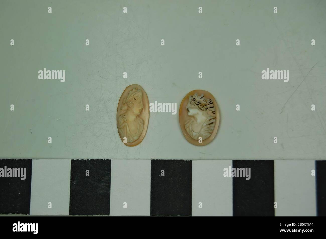 Porträt einer Frau in Peplo mit einem diadem im Haar, Cameo, organisch, Schale (Melo melo aus Südostasien), Farbe: Rosa-orange und weiß, opak, Form: Oval, stehend., 16 x 8 mm. Stärke 2 mm Stockfoto