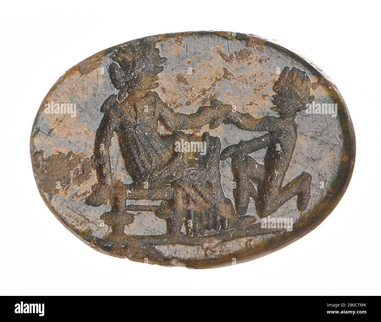 Eine sitzende Frau (?) Auf einer Bank und vor ihr eine kniende Figur, die Hand, Grundlinie, Schmuckstein, Intaglio, Ringstein, Stein, Jaspis, Farbe: Grün und gelb, opak, Form: Oval, liegend, Bearbeitung: Maaskant-Kleibrink, M., Katalog der eingravierten Edelsteine im Königlichen Münzkabinett, 1978, S.60, Abb. 2, Typ F4, 7 x 11 mm. Stärke 3 mm, Deutschland, unbekannt, unbekannt, Xanten Stockfoto
