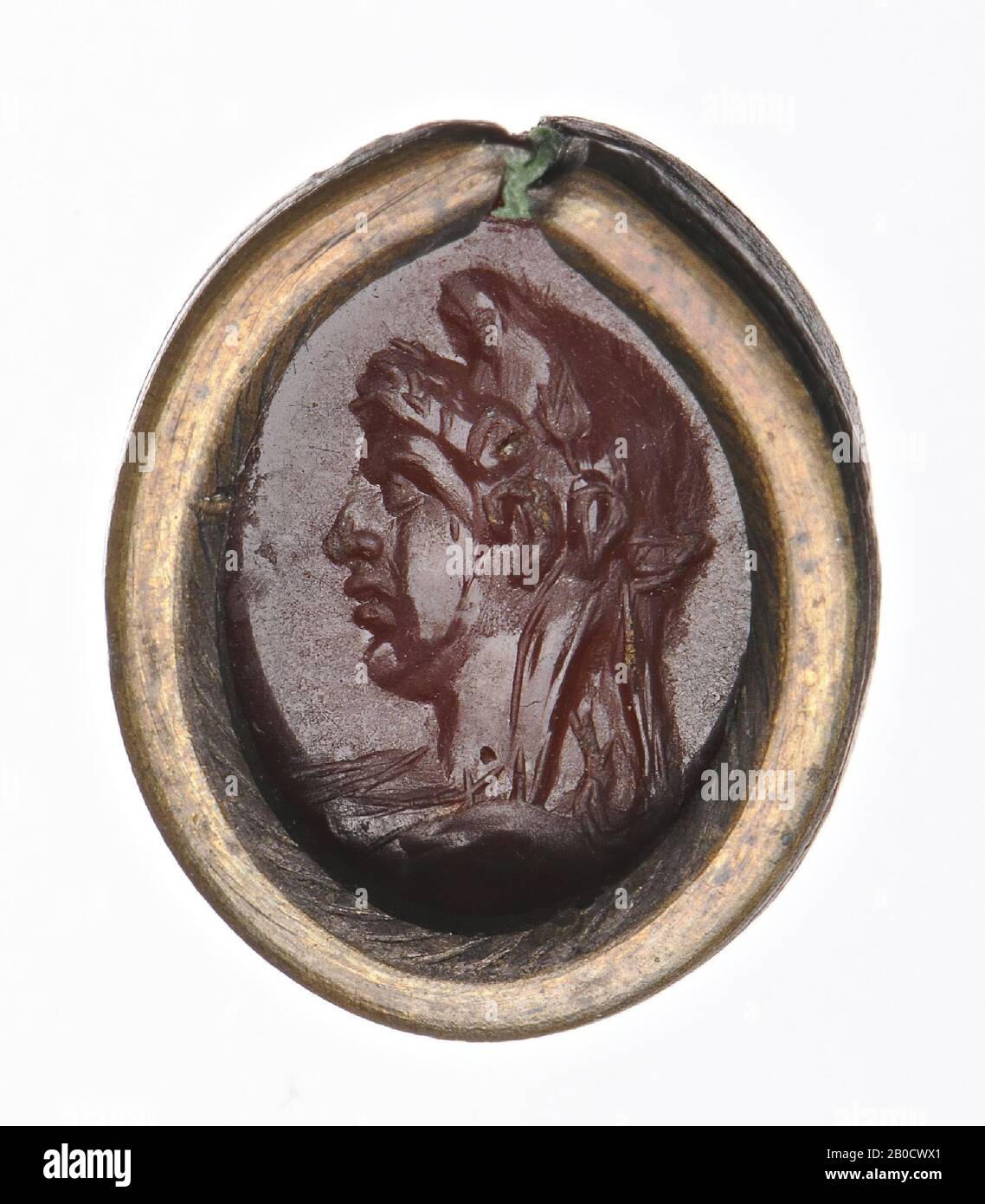 VZ: Das Gesicht einer jungen Frau, die zu einer gekleideten Büste gehört, mit einer Tierschuppe auf dem Kopf (wahrscheinlich von einem Elefanten auf dem langen Ohr)., Gem, intaglio, Ringstein, karnelisch, Farbe: Braun-rot, Form: Oval, Bearbeitet: Rücken konvex, in Kupfereinstellung, Methode: Tiefe Modellierung mit dünnen und kurzen abgerundeten Radnuten, 13 x 10 mm, D. 3,5 mm, 1. Jahrhundert v. Chr. -100 Stockfoto