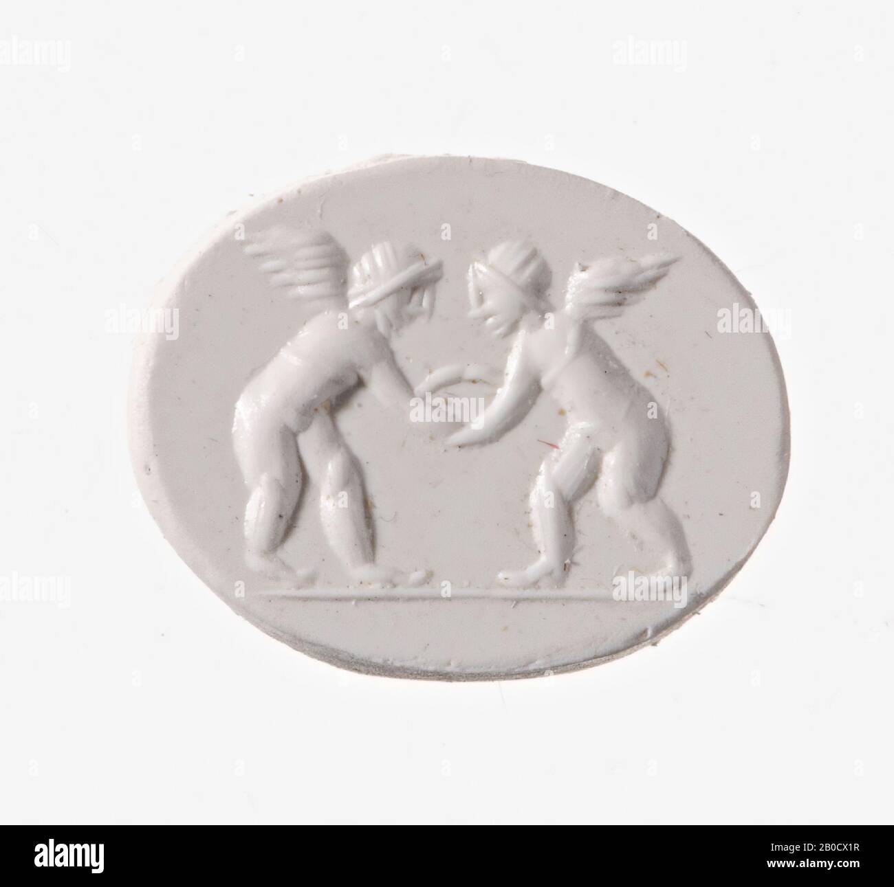 VZ: Zwei Cupidos, beide mit einem Flügel, einander gegenüberliegend mit beiden linken Händen gegeneinander., Gem, Intaglio, Ringstein, Carnelian, Farbe: Rot, Form: Oval, Bearbeitet: Maaskant-Kleibrink, M., Katalog der eingravierten Edelsteine im Royal Coin Cabinet, 1978, S.60, Abb. 2, Typ F1, Kantenschnitt hinten im Vergleich zur Vorderseite, Methode: Body MOD, 11,5 x 9 mm, D. 2, 5 mm, Ende des 1. Jahrhunderts v. Chr. - Anfang des 1. Jahrhunderts nach Christus. -25 V. CHR. Stockfoto