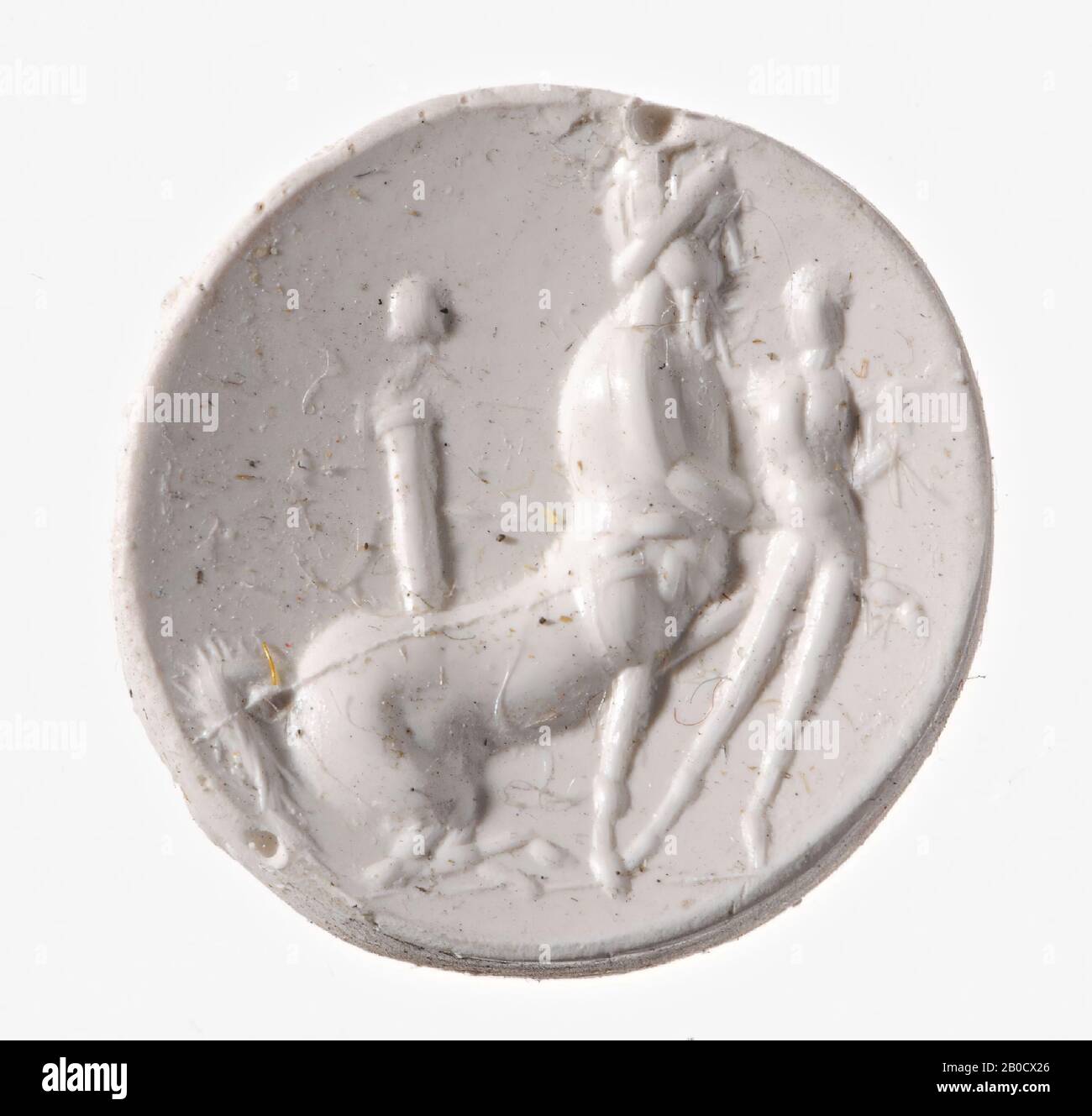 VZ: Der Zentaur scheint eine Winde zu halten, die Position des jungen Achilles ist unklar, da es keine Arme gibt, hinter dem Zentaur eine Säule mit einem Priapus (?), Gem, Intaglio, Ringstein , Achat, nicolo, Farbe: Braun Stockfoto