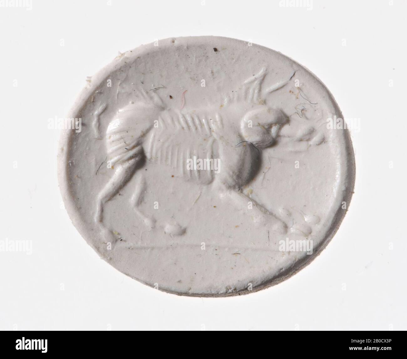 VZ: Ein großer Staat mit seinen Vorderläufen leicht nach vorne gestreckt, im Feld zwei Streifen, die keinen bestimmten Buchstaben zu bilden scheinen., Gem, intaglio, Ringstein, karnelisch, Farbe: Rot, Form: Oval, Verarbeitung: Maaskant-Kleibrink, M., Katalog der eingravierten Edelsteine im Royal Coin Cabinet, 1978, S.60, Abb. 2, Typ F4A, vorne leicht konvex, Methode: Körpermodellierung mit großem Rundbohrer, Detaillierung mit se, 12 x 10 mm, D. 5 mm, 50 v. Chr. - 25 N. CHR. -50 V. CHR. Stockfoto