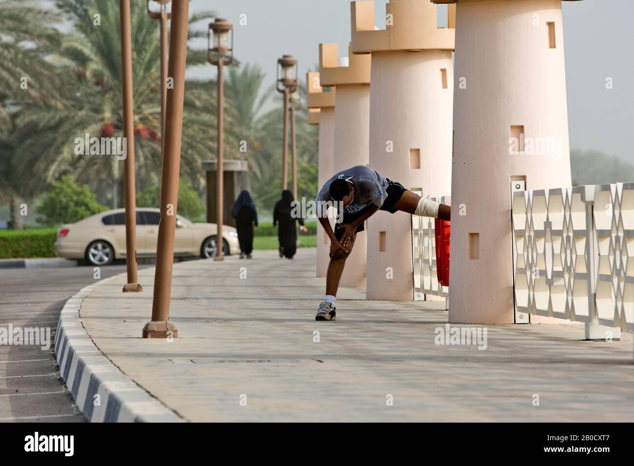 Emarati Menschen an der West corniche Road mit Mangroven Insel, VAE. Stockfoto