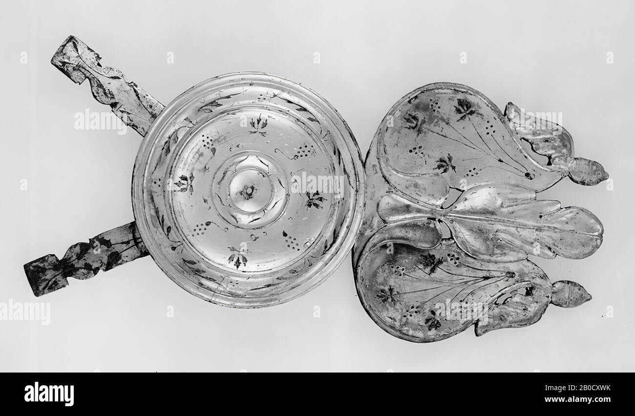 Große Scheibe aus versilberter Bronze, an die d.m.v. ein Scharnier mit einem großen Anhänger und 2 länglichen Anhängen befestigt ist, jeweils mit einem Ring. Vordere Scheibe: In der Mitte ein Bolzenloch, umgeben von konkaven und konvexen Kanten. Hintere Scheibe: Unter einem Scharnier, an dem das Etikett befestigt ist. Mittlere 2 flache Tunnel auf beiden Seiten. Über 2 Ringen, an denen die länglichen Anhängsel befestigt sind. Befestigung: Annähernd schmetterlingsförmig, bestehend aus einem konkaven Eichenblatt, von oben in eine lotusknospe, die von zwei Seitenplatten flankiert wird. Unten befinden sich 2 Eicheln. Die Scheibe und der Anhang sind mit verziert Stockfoto