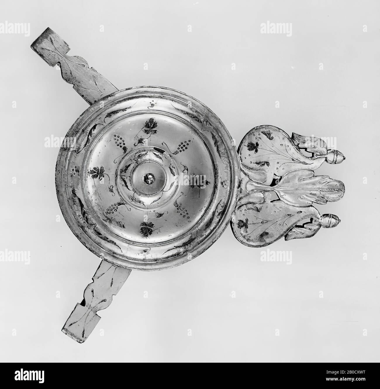 Große Scheibe aus versilberter Bronze, an die der d.m.v. ein Ring befestigt ist, ein großes Schild und, ebenfalls jeweils mittels Ring, 2 längliche Anhängsel. Entspricht meist e 1931 Stockfoto