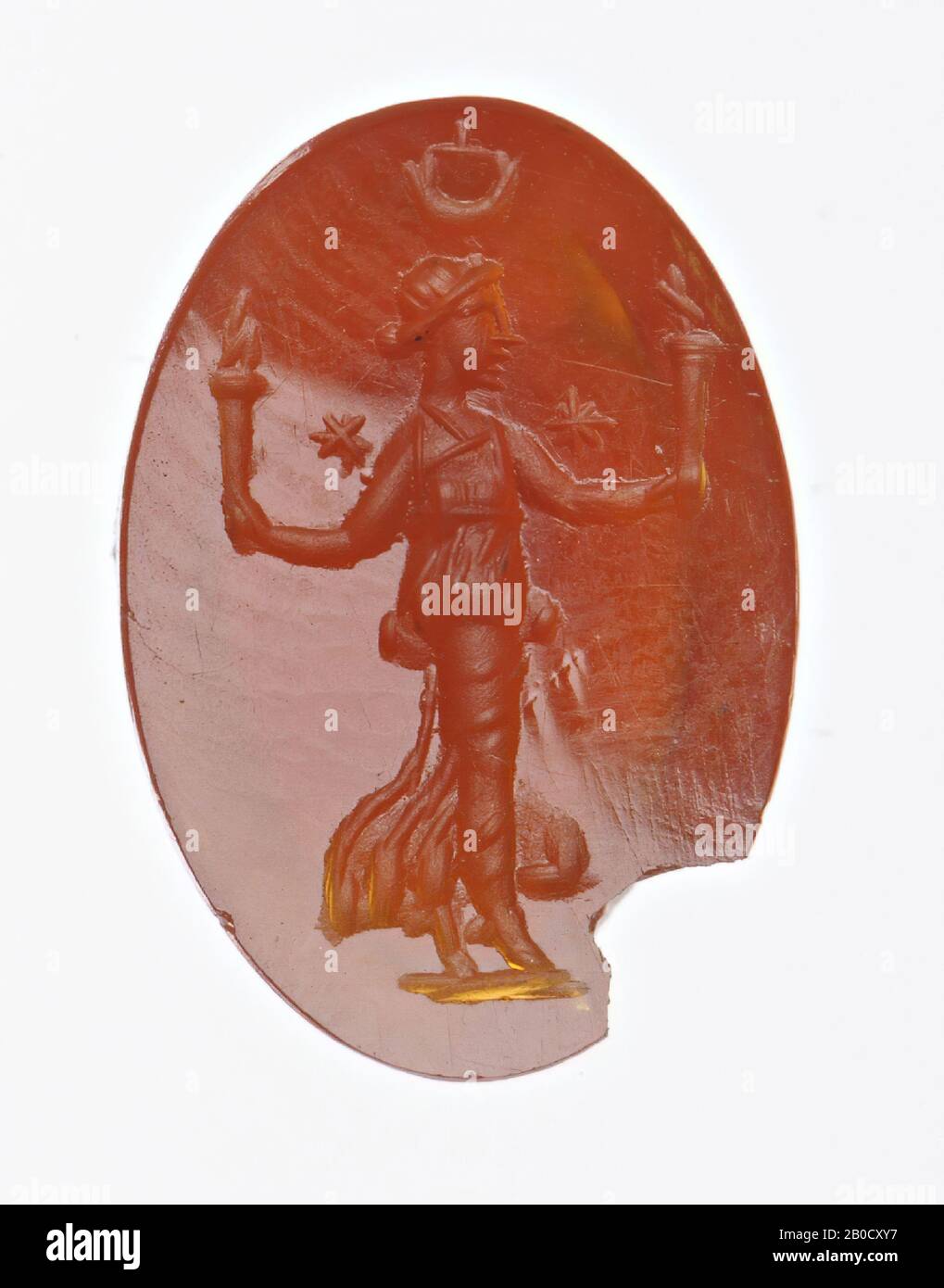 VZ: Die Göttin ist mit einem Chiton mit großem Deckel (apoptygma) bekleidet, sie steht auf den Zehen und hat in jeder ausgestreckten Hand eine Fackel, über dem Kopf einen Halbmond und einen Stern, an den Schultern auf jeder Seite einen Stern., Schmuckstein, Intaglio, Ringstein, karnelisch, Farbe: Rot, Form: Oval, Bearbeitet: Kantenschnitt hinten im Vergleich zur Vorderseite, Methode: Karosseriemodellierung mit abgerundeten Bohrern, Detaillierung mit vielen abgerundeten Radnuten., 11, 5 x 7,5 mm, D. 2,5 mm, AD 1. Jahrhundert. 1-100 AD Stockfoto