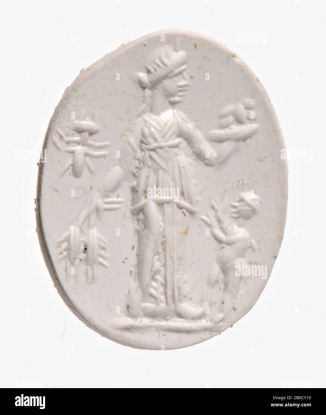 VZ: Sie ist mit einem Chiton mit Deckel (apoptygma) bekleidet und hat zwei Maisohren, die in der linken Hand hängen, und eine Obstschale in der rechten Hand, rechts einen kleinen Jungen mit beiden Armen zu ihr erhoben, Im Feld auf der linken Seite eine Ameise, Schmuckstein, Intaglio, Ringstein, karnelisch, Farbe: Dunkelrot, Form: Oval, Bearbeitung: Vorne leicht konvex, Kante vorne rückgebildet in Bezug auf die Rückseite, Methode: Flache Karosseriemodellierung mit abgerundeten Bohrern mit abgerundeten Radnuten, 14,5 x 11 mm, D. 2,5 mm, AD 2. Jahrhundert. 100-200 AD Stockfoto