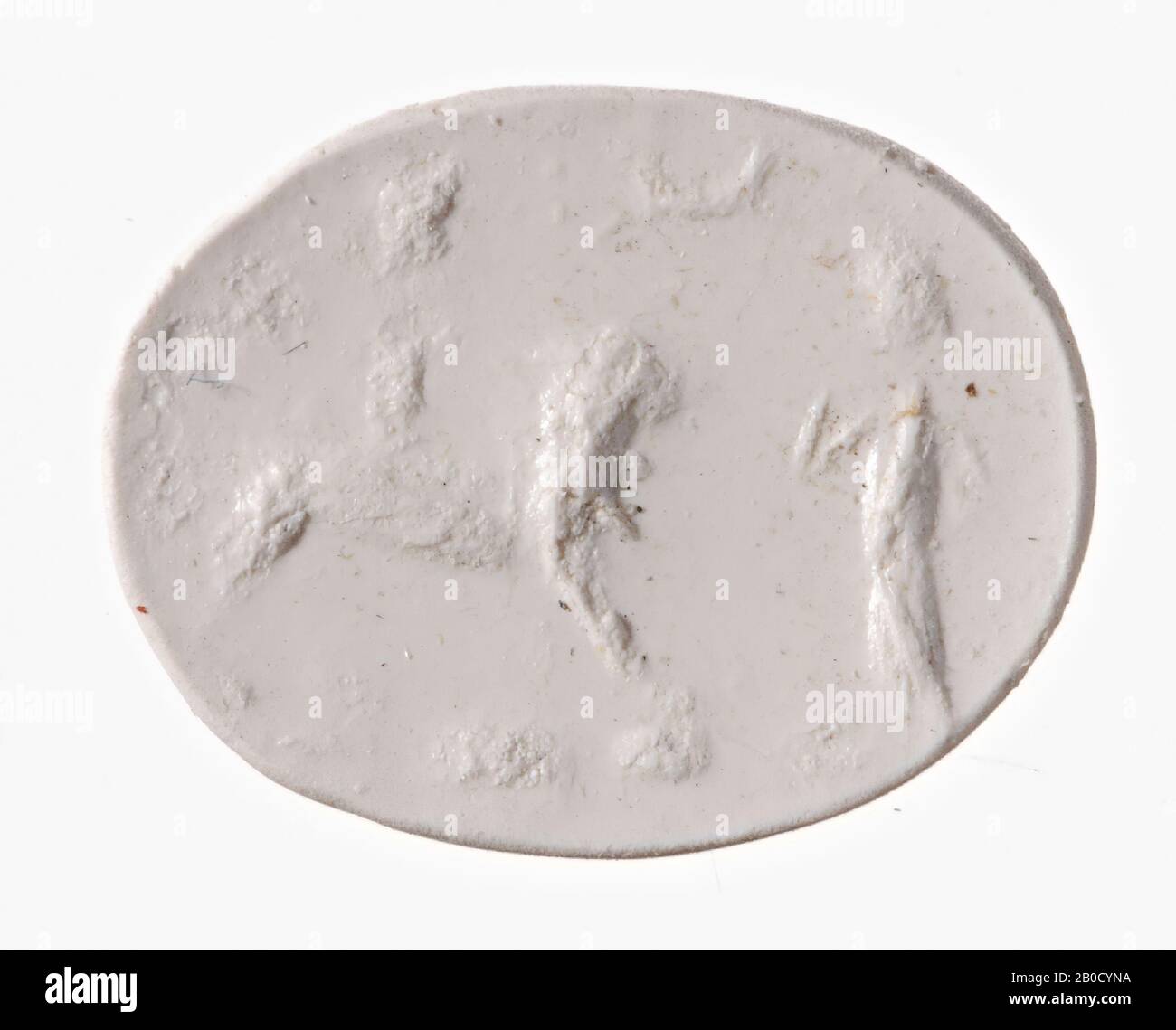 VZ: Eine kleine Person ist in einem langen Mantel gekleidet und hebt einen seiner Arme in Anbetung eines Löwen vor sich auf, eine andere Person reitet den Löwen, auf dem Feld einen Mond., Gem, intaglio, Amulett, Hämatit, Farbe: Gräulich mit silbernem Aussehen, Form: Oval, Verarbeitung: Abgerundete Kante, Methode: Geoutet, 15 x 11 mm, D. 1,5 mm, 2. Jahrhundert v. Chr. - 7. Jahrhundert nach Christus. -200 V. CHR. Stockfoto